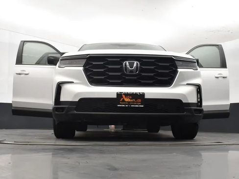 Used 2025 Honda Pilot Sport image 11