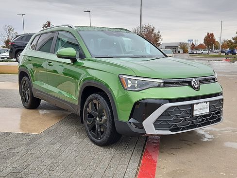 New 2026 Volkswagen Taos SE image 4