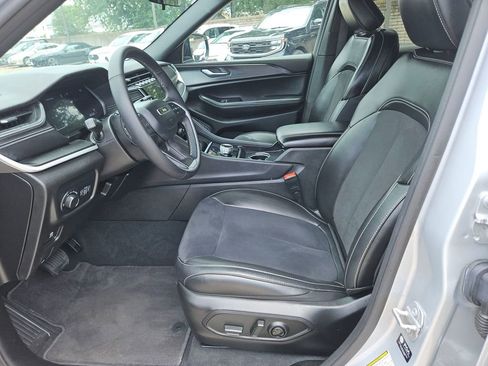 Used 2025 Jeep Grand Cherokee Altitude AWD/4WD image 11