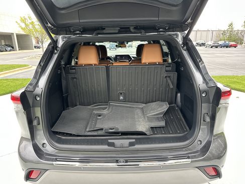 Used 2024 Toyota Highlander Platinum FWD image 33