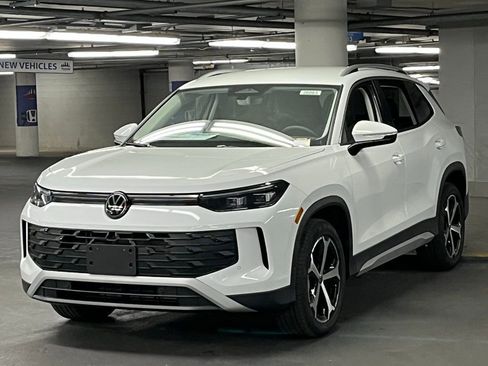 New 2026 Volkswagen Tiguan SE AWD/4WD image 3