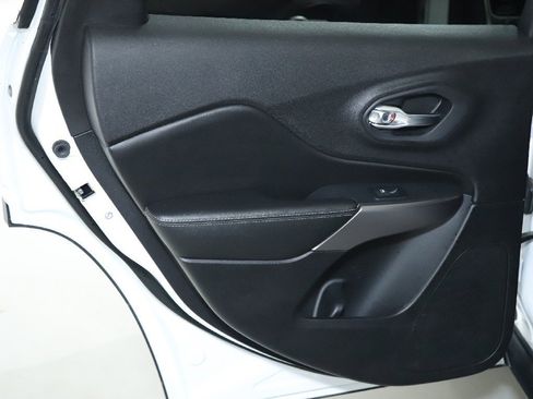 Used 2019 Jeep Cherokee Limited image 13
