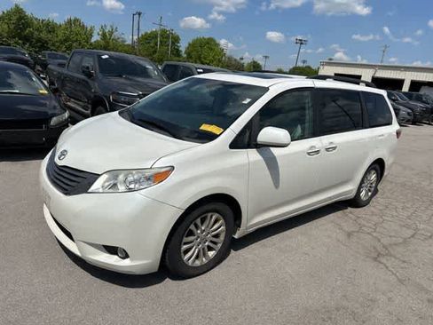 Used 2017 Toyota Sienna XLE FWD image 10