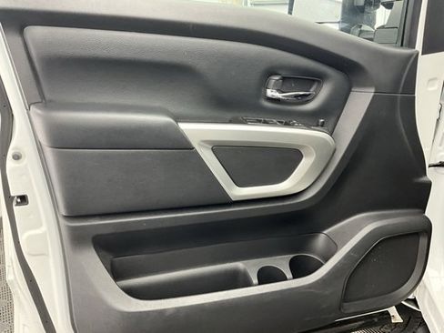 Used 2021 Nissan Titan SV w/ SV Convenience Package image 11