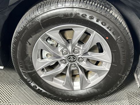 Used 2025 Toyota Sienna XLE image 9