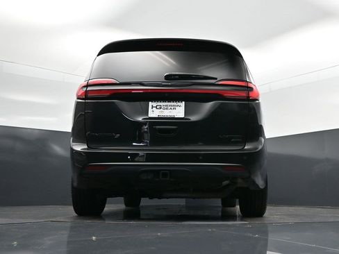 Used 2022 Chrysler Pacifica Limited w/ Uconnect Theater Family Group image 42