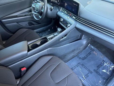 Used 2023 Hyundai Elantra SEL w/ Convenience Package image 16