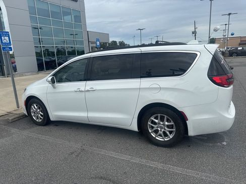 Used 2022 Chrysler Pacifica Touring-L FWD image 11