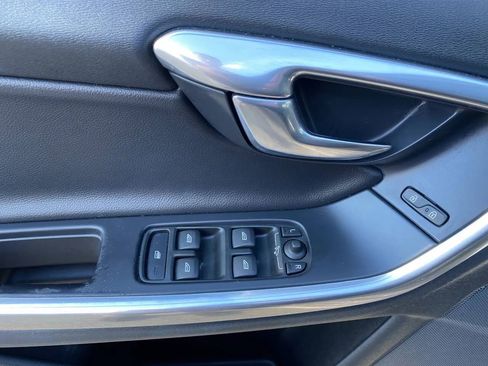 Used 2015 Volvo V60 T5 Cross Country image 10