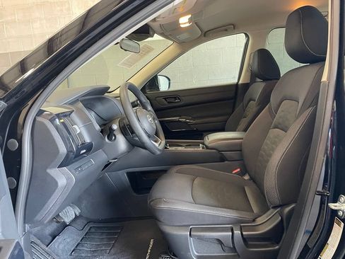 Certified 2025 Nissan Pathfinder S FWD image 10
