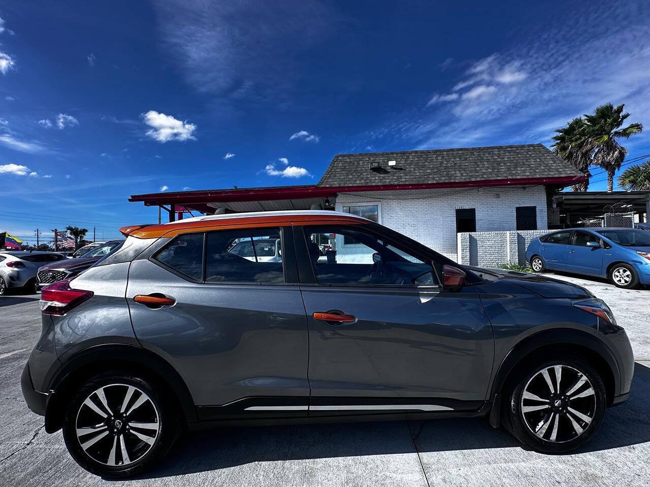 Used 2018 Nissan Kicks SR w/ Interior Electronics Package FWD image 8