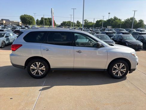 Used 2019 Nissan Pathfinder SV FWD image 6