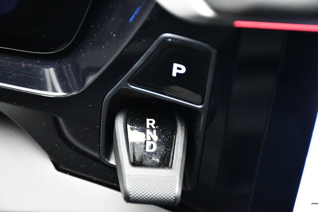 Certified 2025 Porsche Macan 4S Electric AWD/4WD image 31