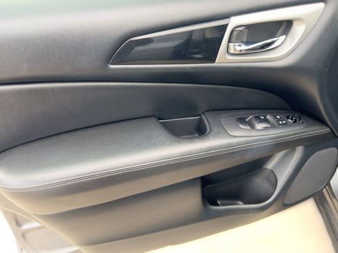 Used 2020 Nissan Pathfinder S image 13