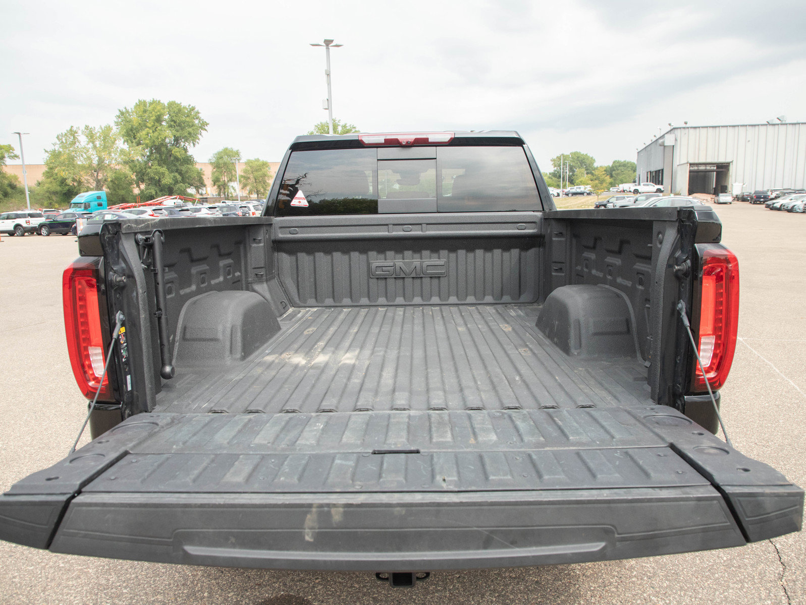 Used 2025 GMC Sierra 1500 AT4 w/ Technology Package AWD/4WD image 17
