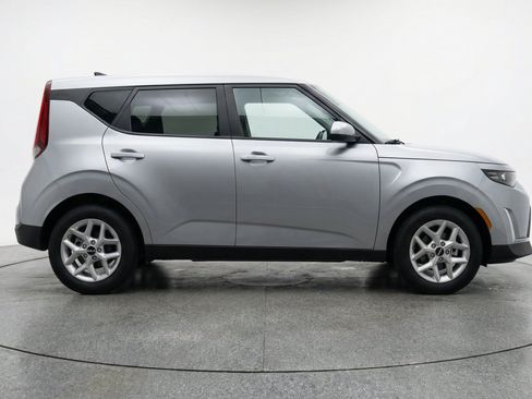 Used 2025 Kia Soul LX w/ LX Technology Package FWD image 11