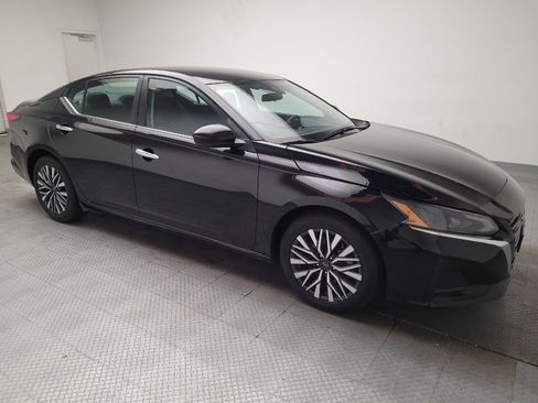 Used 2024 Nissan Altima 2.5 SV FWD image 11