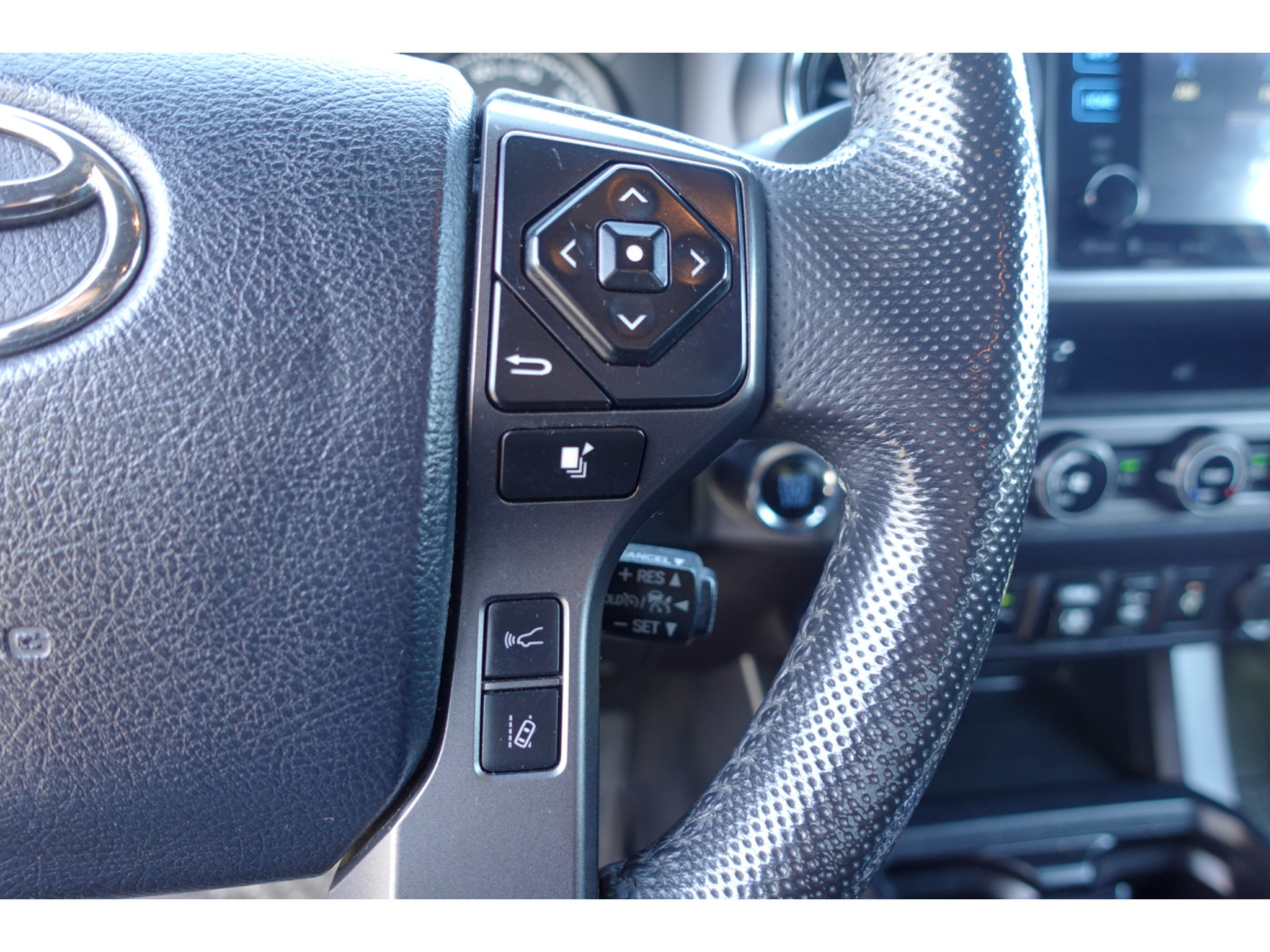 Used 2018 Toyota Tacoma TRD Off-Road w/ Technology Package AWD/4WD image 17