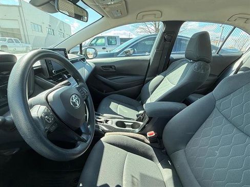 Used 2022 Toyota Corolla LE image 3