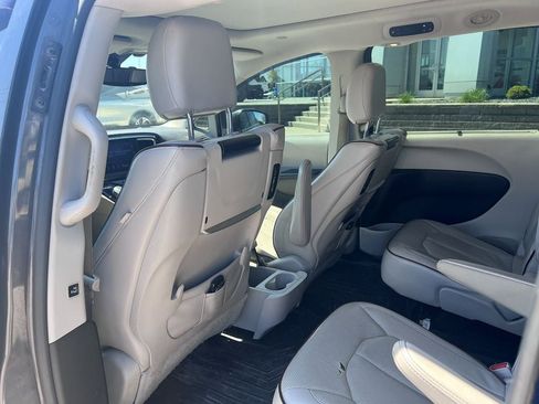 Used 2017 Chrysler Pacifica Limited w/ UConnect Theater Package FWD image 12