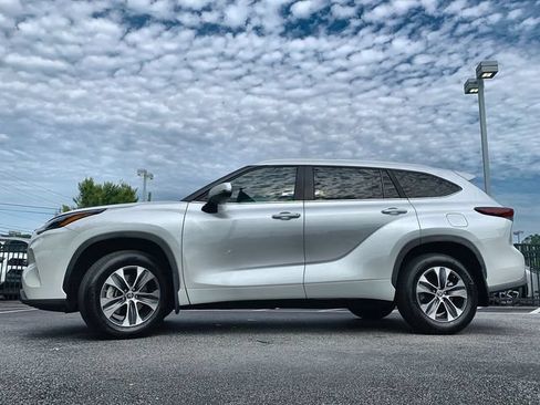 Used 2024 Toyota Highlander XLE AWD/4WD image 5