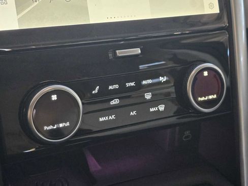 Used 2025 Land Rover Discovery Metropolitan Edition image 26