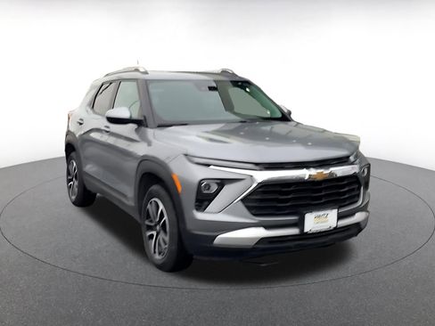 Used 2025 Chevrolet TrailBlazer LT w/ Driver Confidence Package image 3