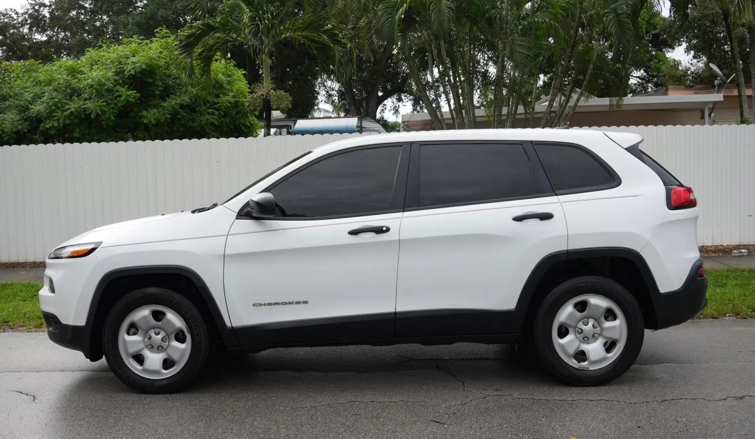 Used 2017 Jeep Cherokee Sport AWD/4WD image 3