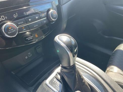 Used 2019 Nissan Rogue SV AWD/4WD image 30