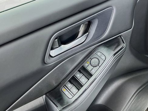 Used 2024 Nissan Rogue SV image 16