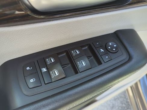 Used 2023 Chrysler Pacifica Limited FWD image 15