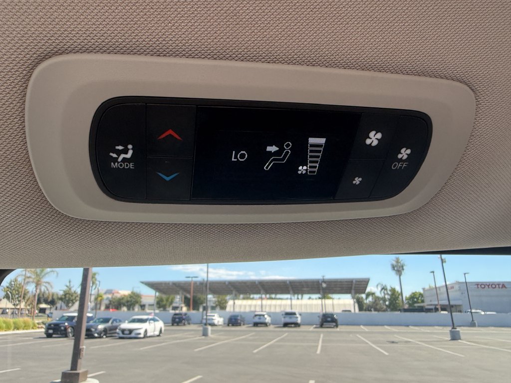 Used 2023 Chrysler Voyager LX FWD image 25