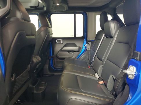 Used 2025 Jeep Wrangler Sahara image 23