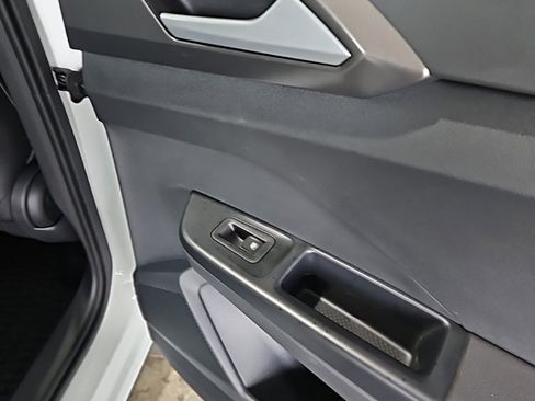 Used 2025 Volkswagen Taos SE image 16