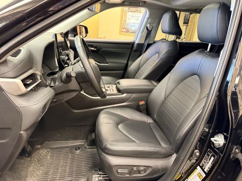 Used 2024 Toyota Highlander XLE AWD/4WD image 7