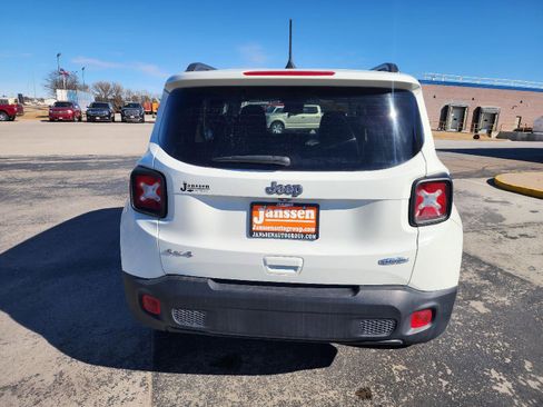 Used 2020 Jeep Renegade Latitude w/ Cold Weather Group image 5