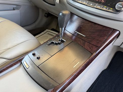 Used 2011 Toyota Avalon Limited 4dr Sedan image 3