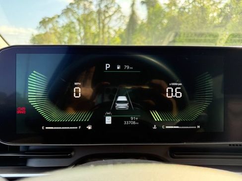 Used 2025 Kia Carnival FWD image 12