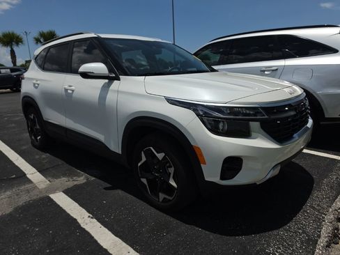 Used 2025 Kia Seltos EX w/ EX Sunroof Package AWD/4WD image 3