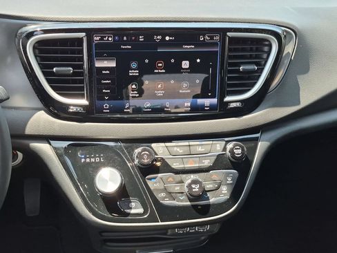 Used 2025 Chrysler Pacifica Select FWD image 19