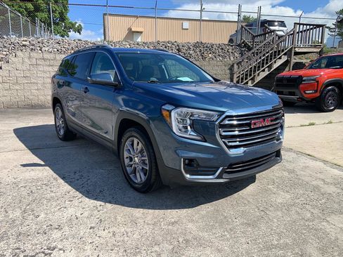 Used 2024 GMC Terrain SLT AWD/4WD image 3
