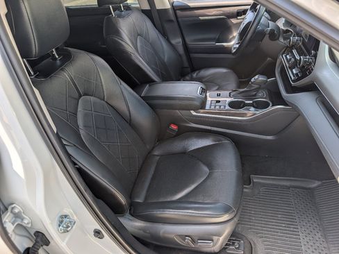 Used 2023 Toyota Highlander Platinum FWD image 9