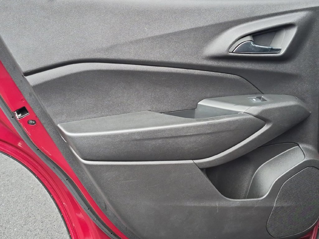 Used 2025 Chevrolet Trax LT w/ LT Convenience Package FWD image 27