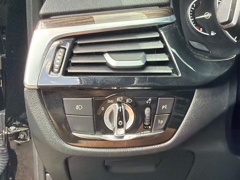 Used 2018 BMW 530e xDrive AWD/4WD image 28
