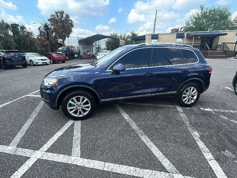 Used 2014 Volkswagen Touareg Sport image 3