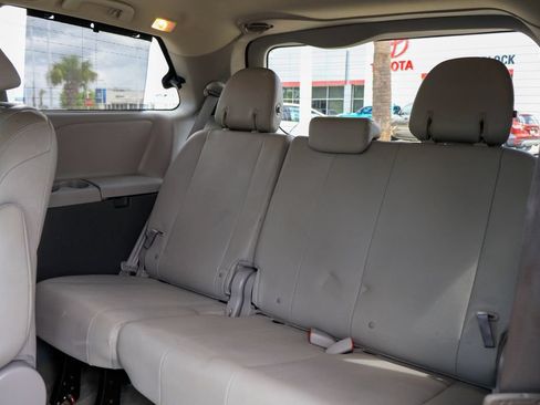 Used 2016 Toyota Sienna XLE FWD image 13