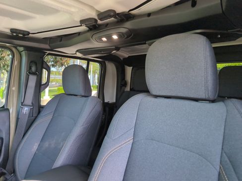 Used 2025 Jeep Gladiator Sport image 37