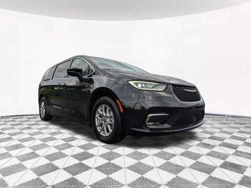 Used 2023 Chrysler Pacifica Touring-L FWD image 13