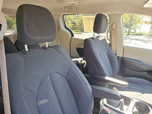 Used 2018 Chrysler Pacifica Touring Plus w/ Tire & Wheel Group FWD image 11