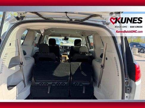Used 2023 Chrysler Voyager LX FWD image 7